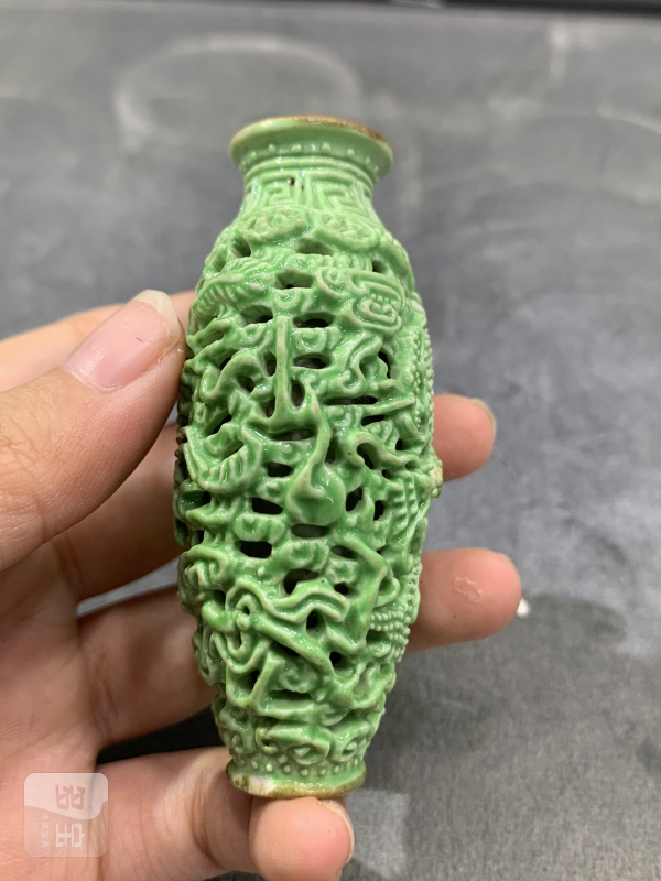 清晚期秋葵绿釉镂雕龙凤纹鼻烟壶 - 图3